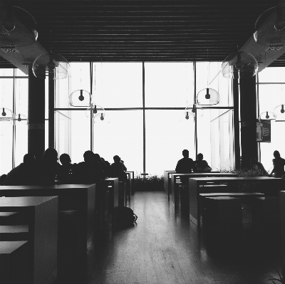 Foto Pessoa cafeteria preto e branco
 branco