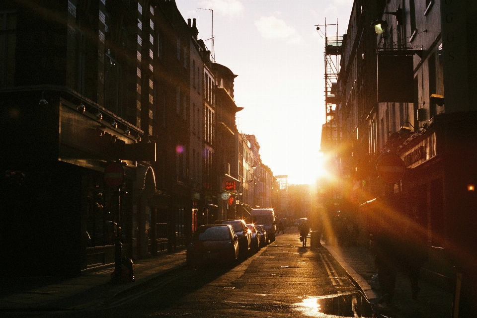 Leggero sole tramonto strada