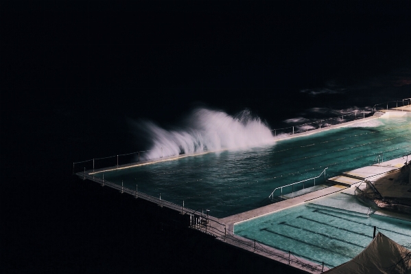 海 ライト 夜 波 写真