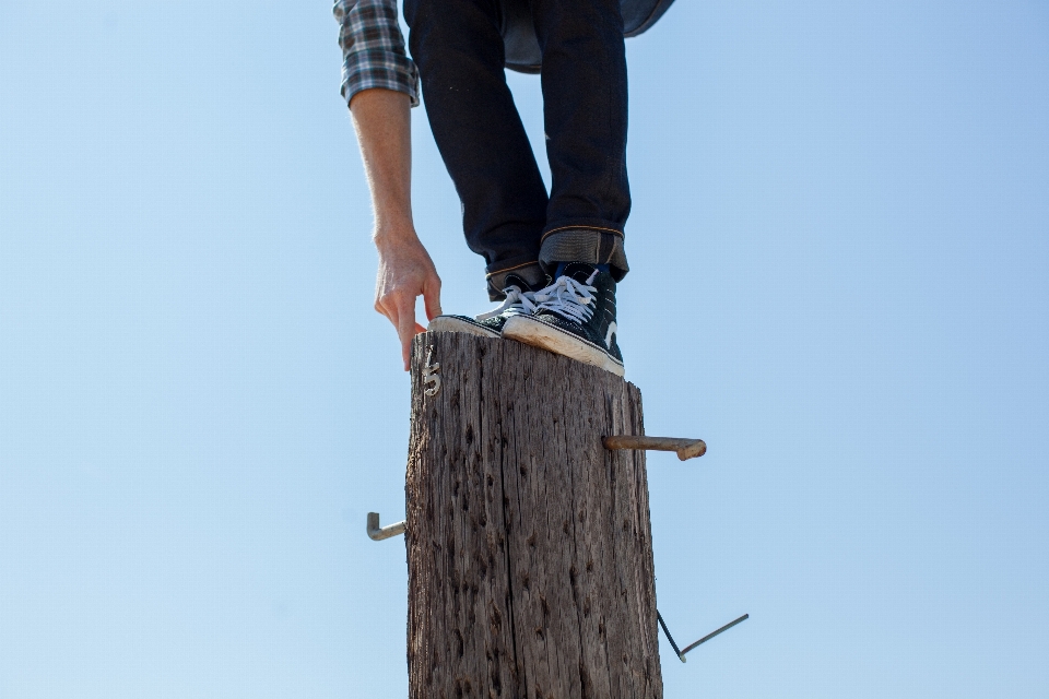 Homme garçon aventure sauter