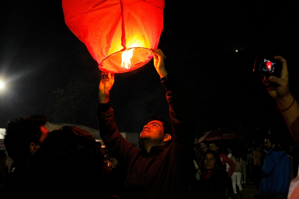 Noche multitud celebracion linterna