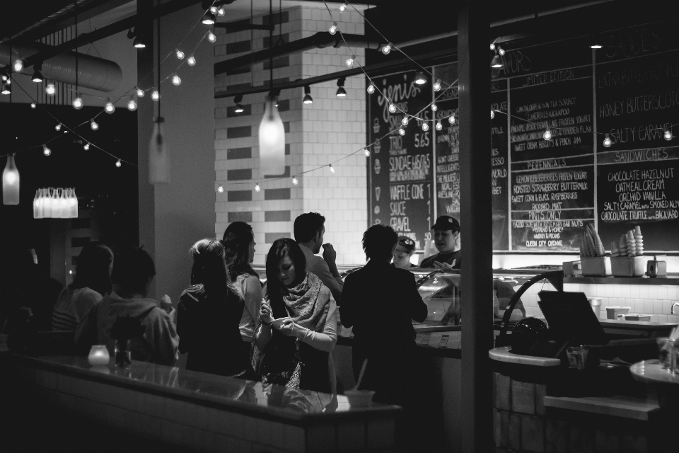 Cafetería en blanco y negro
 noche