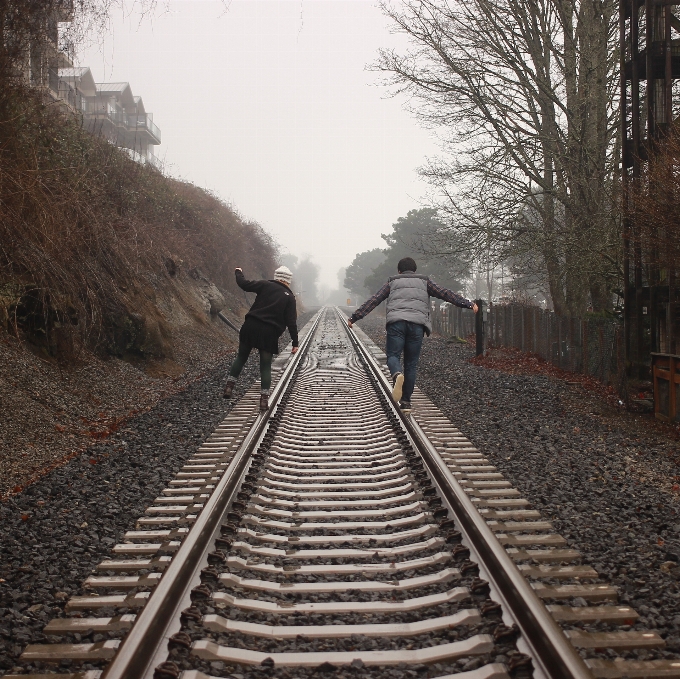 Personnes piste brouillard voie ferrée
