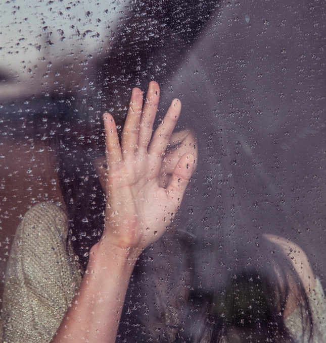 手 水 女の子 雨