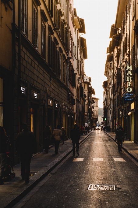 Peatonal camino calle noche