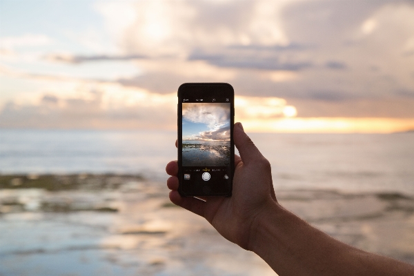 Iphone smartphone 手 海滩 照片