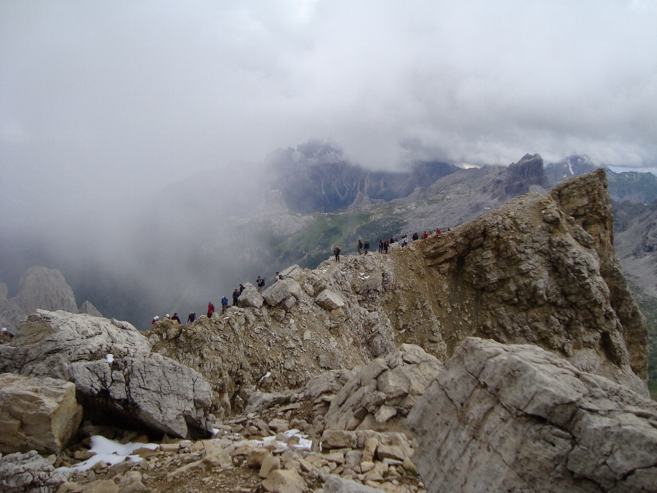 Paesaggio rock natura selvaggia
 a piedi