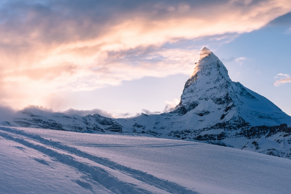 Paesaggio natura montagna nevicare