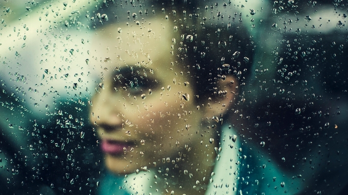 水 女性 雨 窓 写真