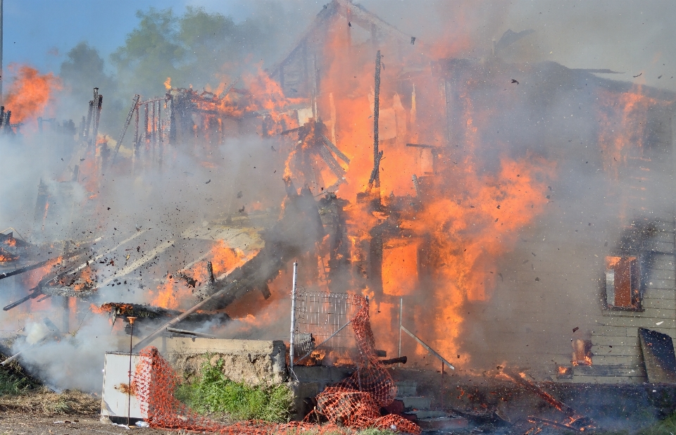 Fuoco esplosione incendio fenomeno geologico
