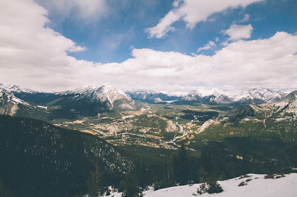 Paesaggio natura montagna nevicare