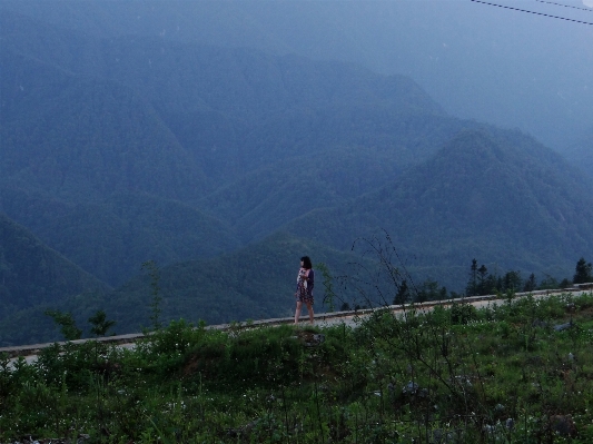 Foto Alam sedang berjalan orang gunung