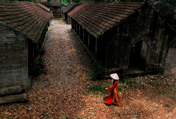 Forest girl farm house Photo