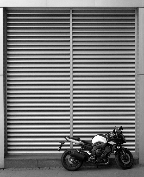 En blanco y negro
 ventana bicicleta motocicleta