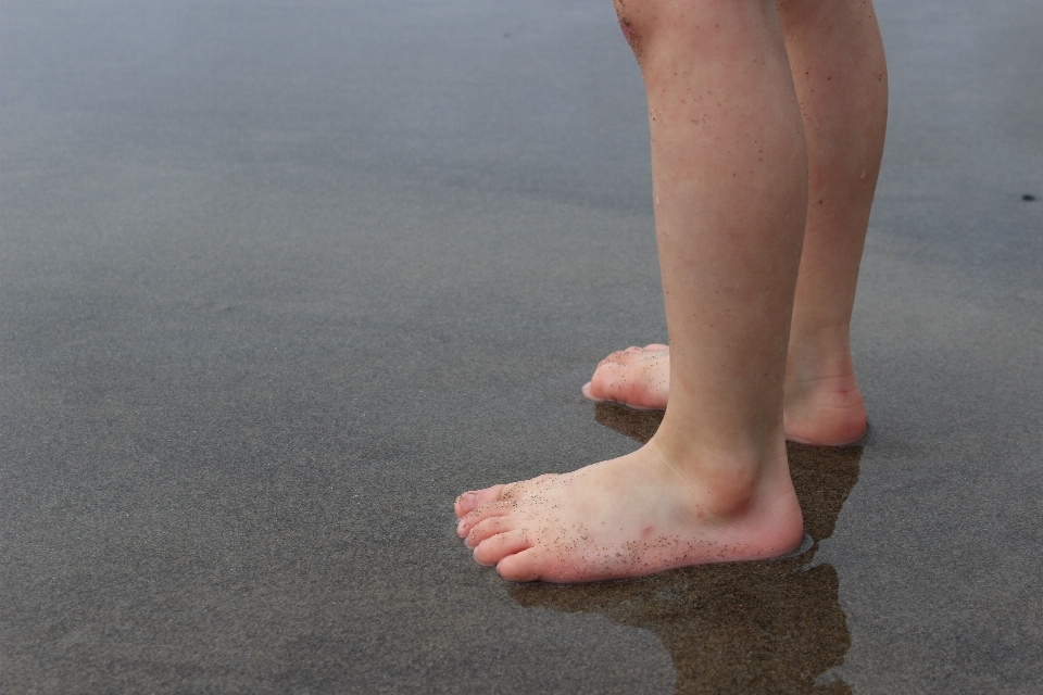 Tangan pasir sepatu kaki