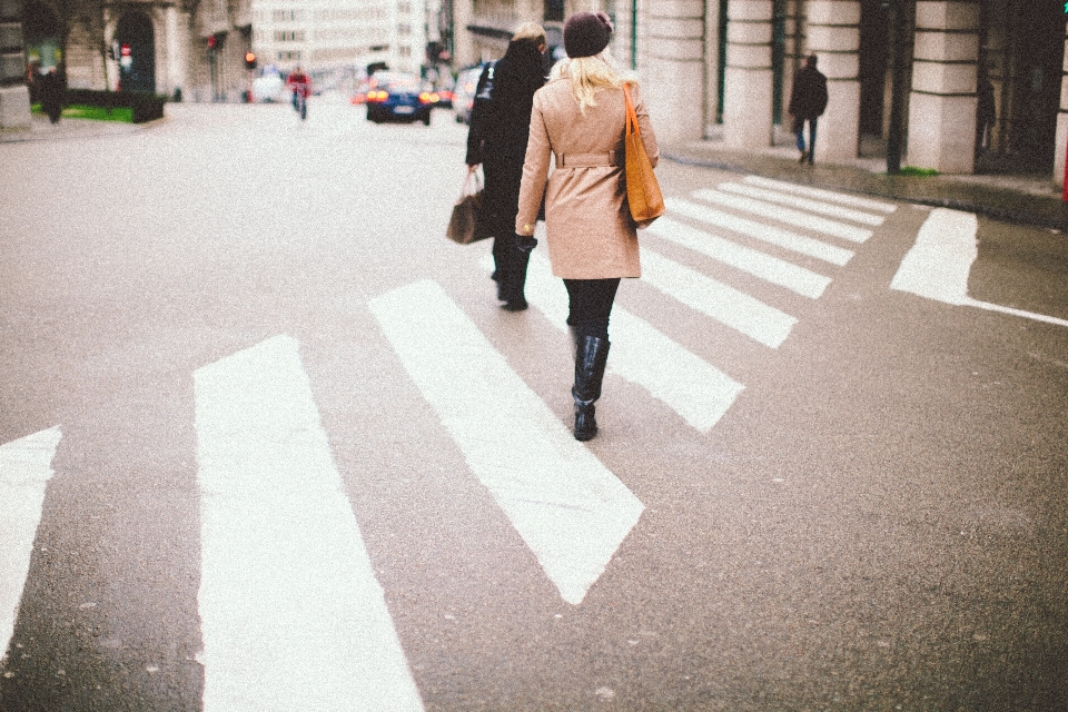 Homme piéton personne route