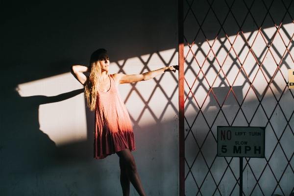 Foto Ragazza donna cartello primavera