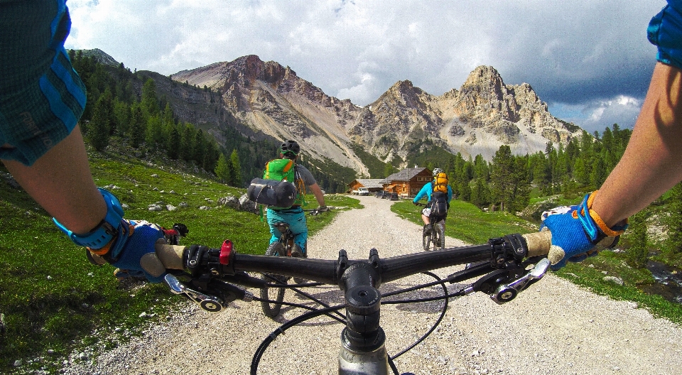 Andando montanha aventura bicicleta