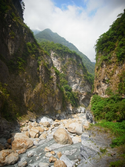 Rock air terjun sedang berjalan gunung