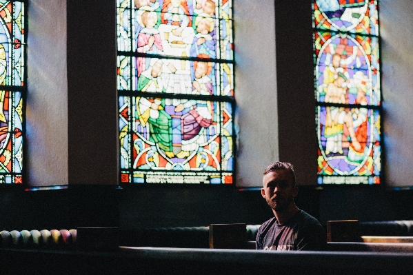 Photo Homme fenêtre verre église