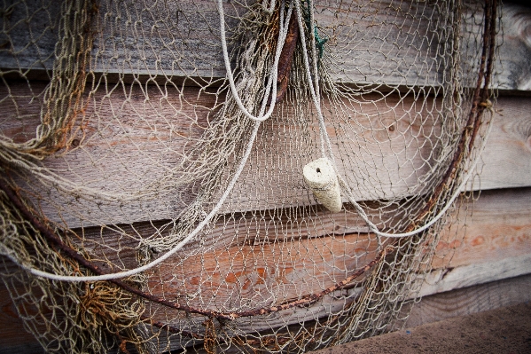 Foto Kayu kurungan besi jaring ikan
