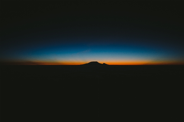 Foto Cakrawala gunung awan langit