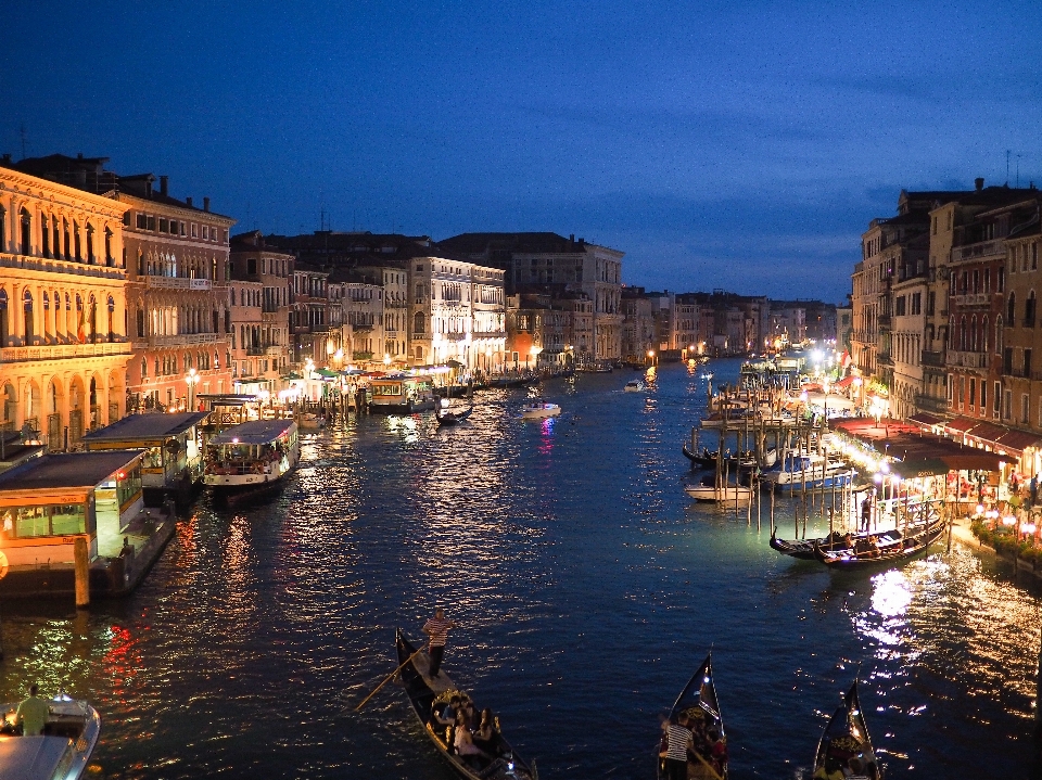 Mare acqua barca notte