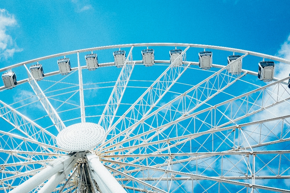 Estructura recreación rueda de la fortuna
 parque atracciones
