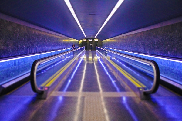 Licht tunnel u-bahn unter tage Foto