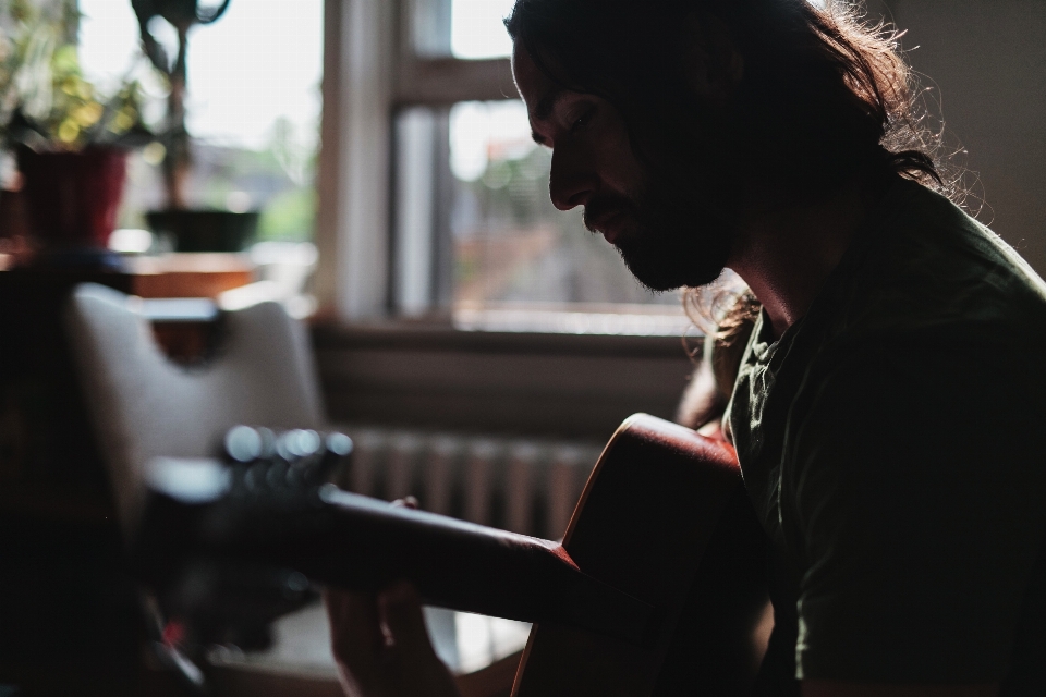 Homem silhueta música guitarra