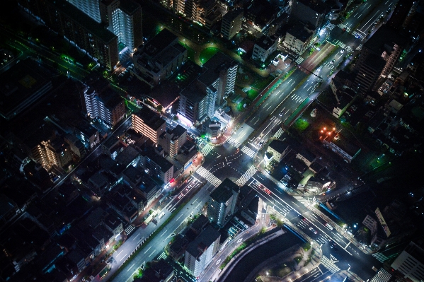 スカイライン 渋滞 夜 建物 写真