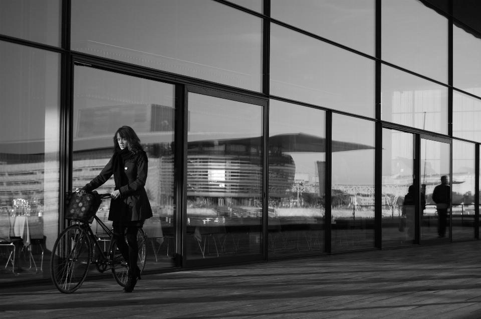 En blanco y negro
 mujer camino