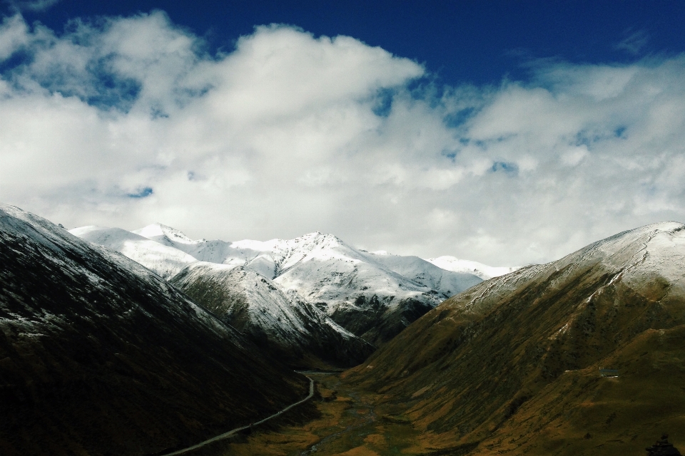 Paesaggio natura montagna nevicare