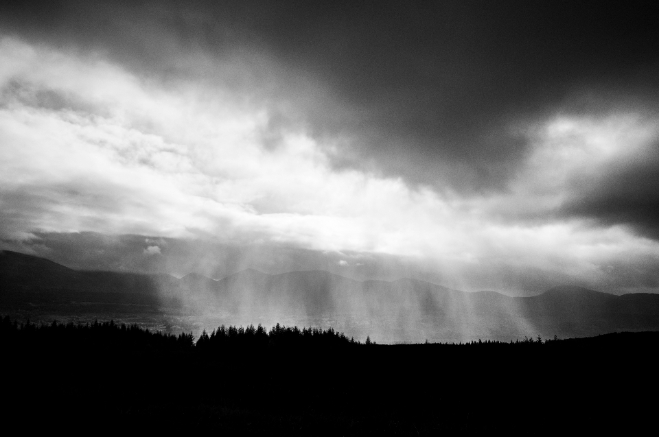 Paesaggio montagna nube bianco e nero
