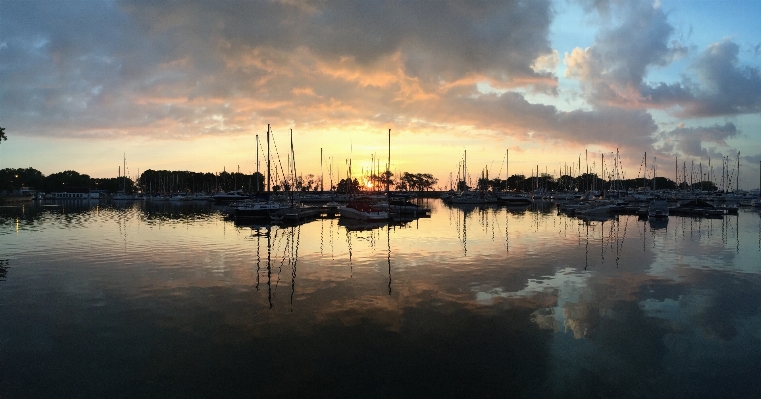 Foto Laut cakrawala dock awan