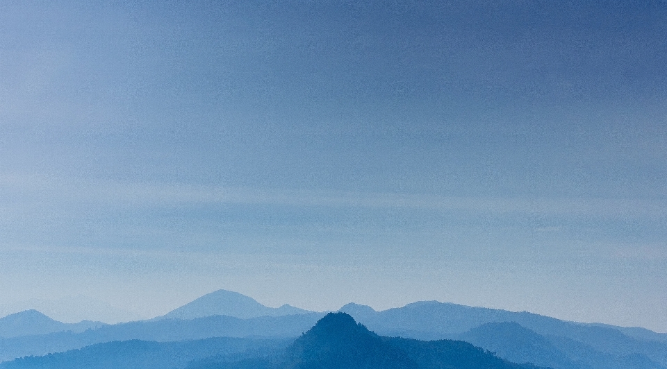 Lanskap cakrawala gunung awan