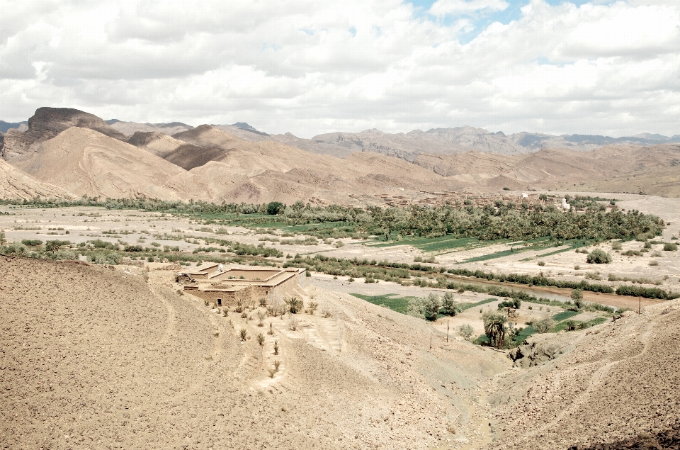 Paesaggio sabbia deserto valle