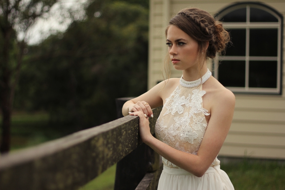 Femme cheveux vêtements mariage