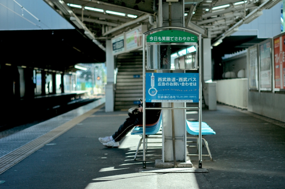 Tren transporte espera vehículo