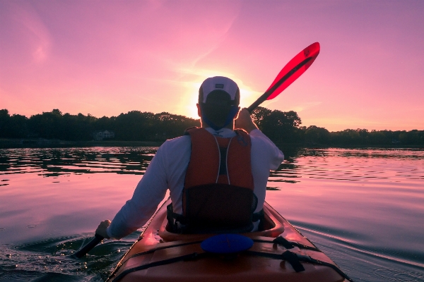 Foto Homem mar água pôr do sol