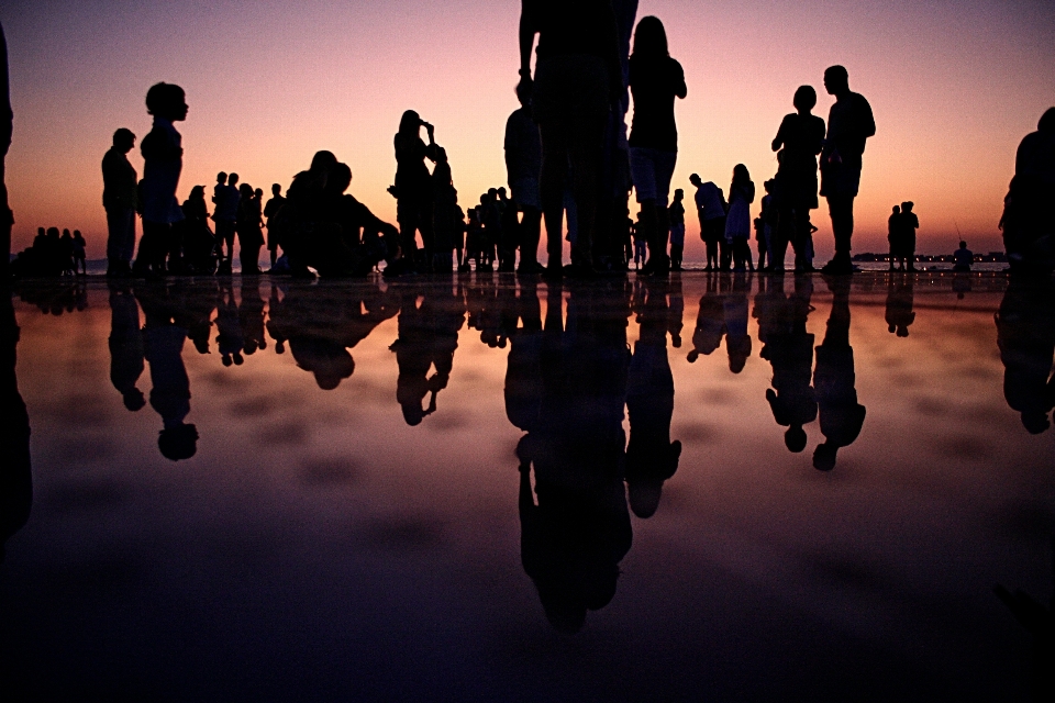 Silhouette lumière femme coucher de soleil