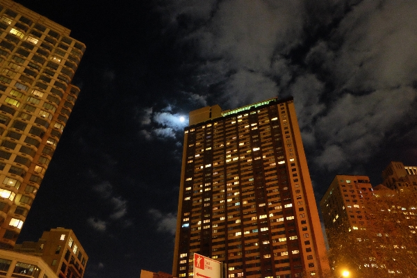 スカイライン 夜 街 超高層ビル 写真