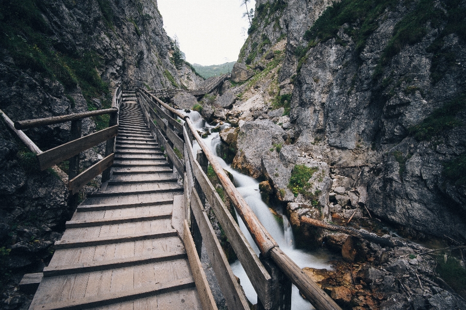 Wasser rock zaun schiene