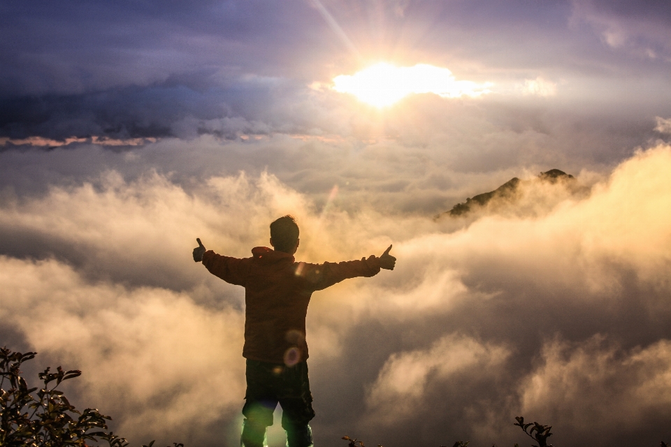 Homem luz nuvem céu