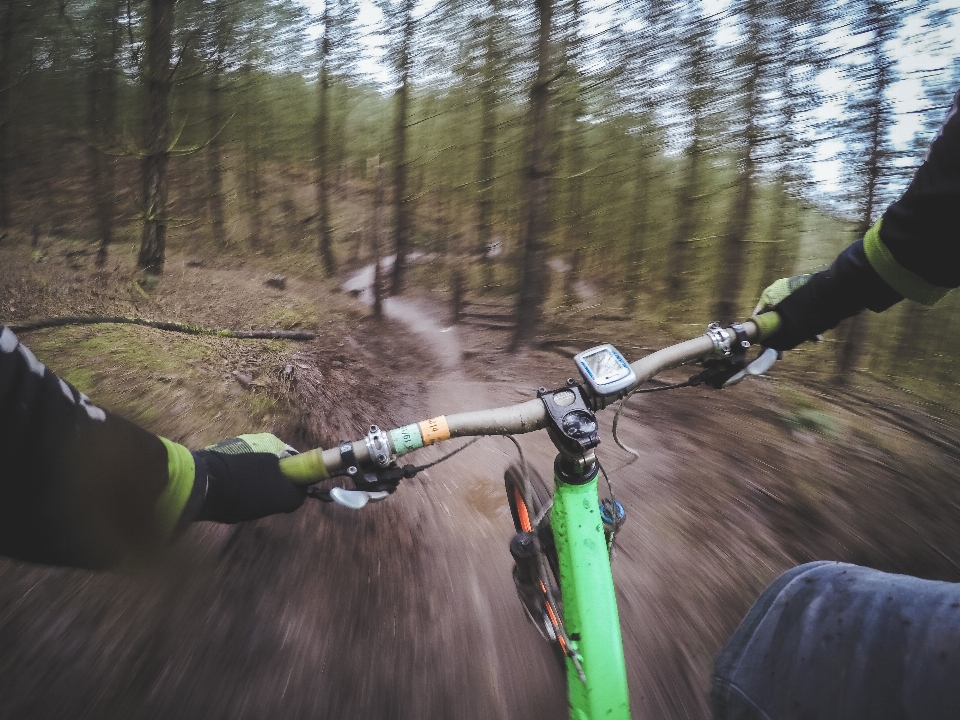 Mano deporte bicicleta verde