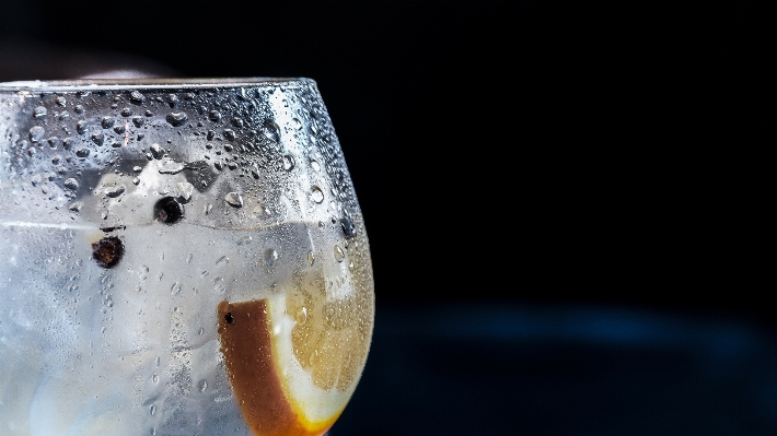 Foto Acqua bicchiere ghiaccio riflessione