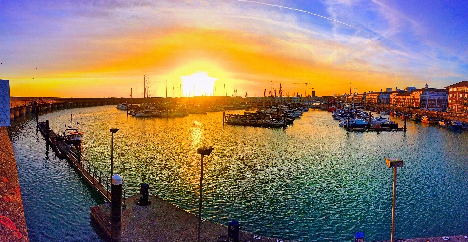 海 水 地平线 dock