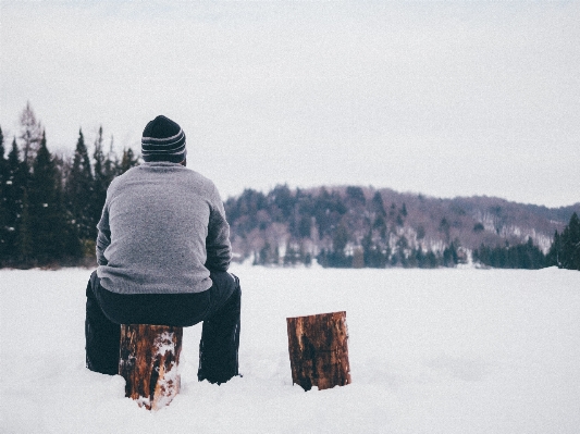 Foto Hombre árbol bosque nieve