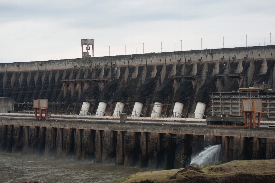 Menjembatani sungai tengara bendungan