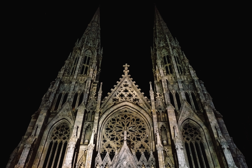 Notte edificio punto di riferimento cattedrale